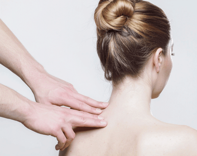 ženská masáž krku